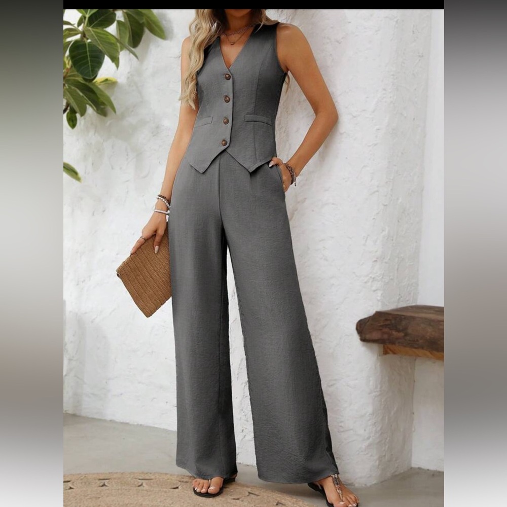 Elegant Gray Sleeveless Two piece vest set
Brand new never worn SHEIN, small.